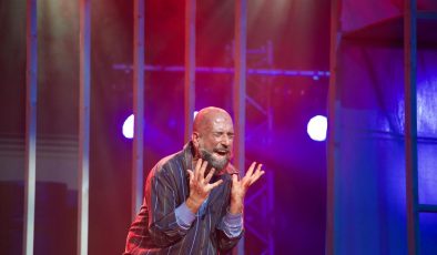 Sanatçı Abdullah Öztoprak’ın tiyatro oyunu ‘Parçalayanım… Parçalarım’ yarın ve pazartesi LAÜ’de sahnelenecek