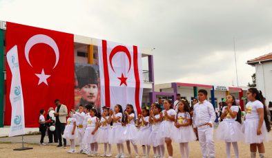 TC Lefkoşa Büyükelçiliği ve Yunus Emre Enstitüsü 23 Nisan dolayısıyla Mehmetçik İlkokulu’nda etkinlik düzenledi