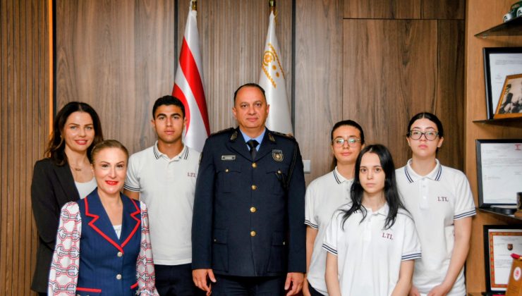 Polis Genel Müdürü Adalıer Lefkoşa Türk Lisesi öğrencilerini kabul etti