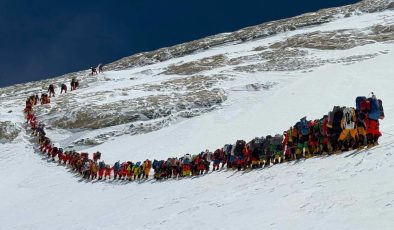 Bir Günde 274 Dağcı Zirveye Ulaşarak Rekor Kırdı