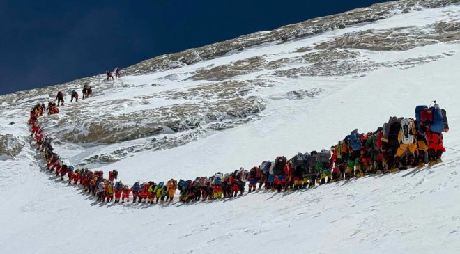Bir Günde 274 Dağcı Zirveye Ulaşarak Rekor Kırdı
