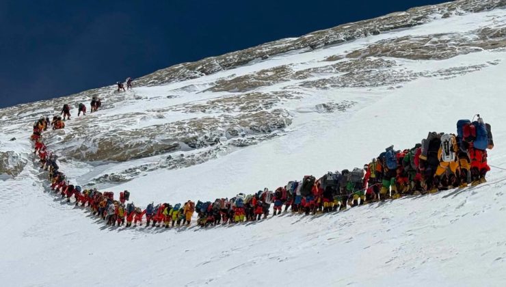 Bir Günde 274 Dağcı Zirveye Ulaşarak Rekor Kırdı