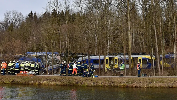 Belçika’da Tren ile Okul Servisi Çarpıştı4 Ölü