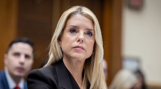 Eski ABD Adalet Bakanı Bondi, Trump’ın Epstein Dosyalarındaki Rolüne İlişkin Soruları Yanıtsız Bıraktı
