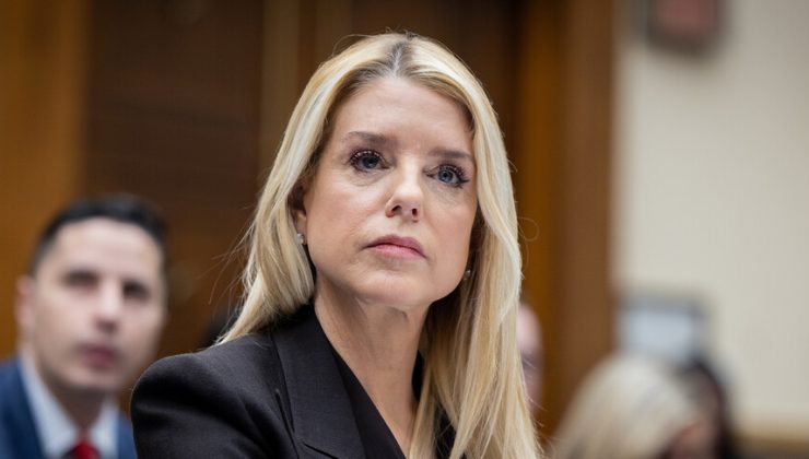 Eski ABD Adalet Bakanı Bondi, Trump’ın Epstein Dosyalarındaki Rolüne İlişkin Soruları Yanıtsız Bıraktı