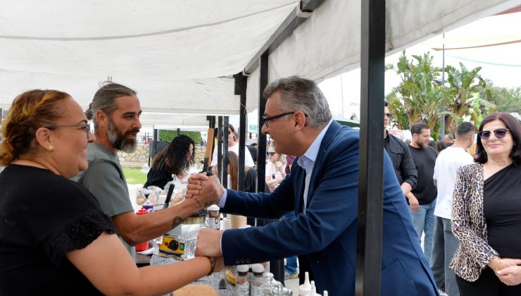 Cumhurbaşkanı Tufan Erhürman, 8. Karşıyaka Taş Armudu Festivali’ne katıldı
