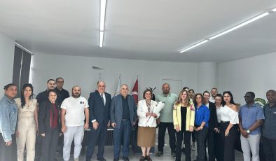 Dr. Tomris Mahirel’e yılın annesi ödülü verildi