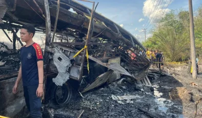 Endonezya’da yolcu otobüsü ile yakıt tankeri çarpıştı, 16 kişi öldü