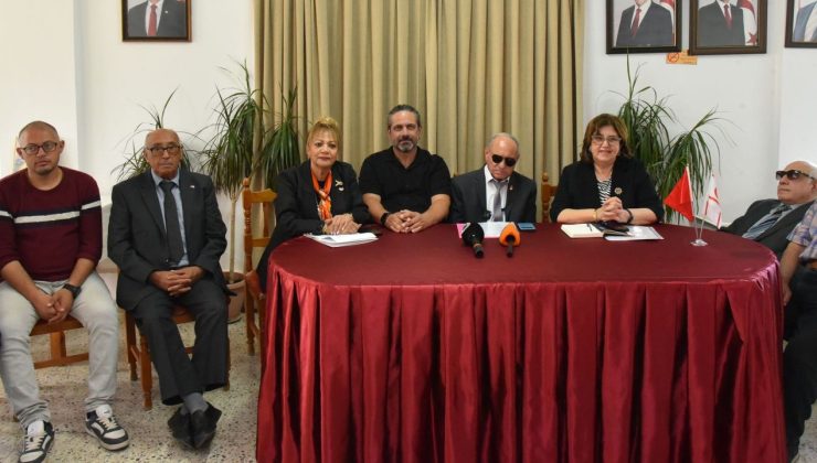 “Engelli bantlarını takip edenler ağaca tosluyor”
