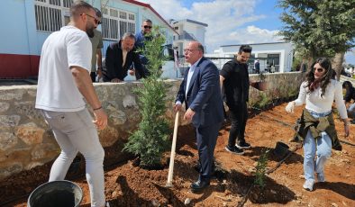 Erenköy-Karpaz Belediye Başkanı Bakırcı, öğrencilerle fidan dikti