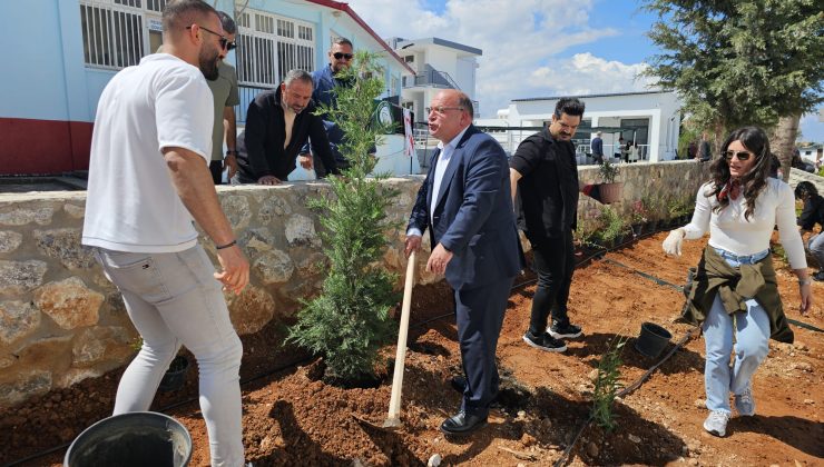 Erenköy-Karpaz Belediye Başkanı Bakırcı, öğrencilerle fidan dikti