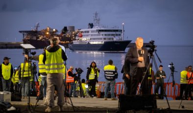 Hantavirüs vakalarının tespit edildiği yolcu gemisi, Kanarya Adaları’nın Tenerife kentindeki limana geldi