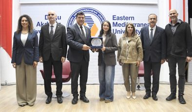 Ödüllü gazeteci DAÜ Mezunu Alaqad, öğrencilerle buluştu