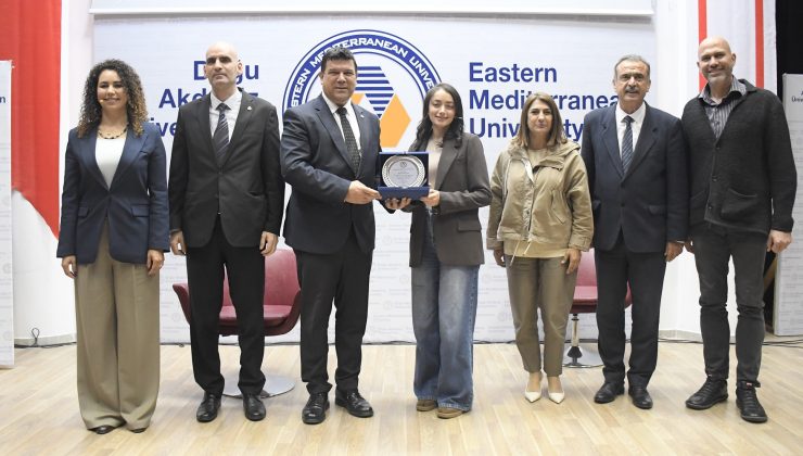 Ödüllü gazeteci DAÜ Mezunu Alaqad, öğrencilerle buluştu