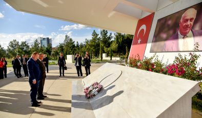 RTÜK Başkanı Mehmet Daniş, Küçük ve Denktaş’ın anıt mezarlarını ziyaret etti