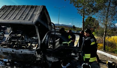 Seyir halindeki kamyonet araçta yangın…