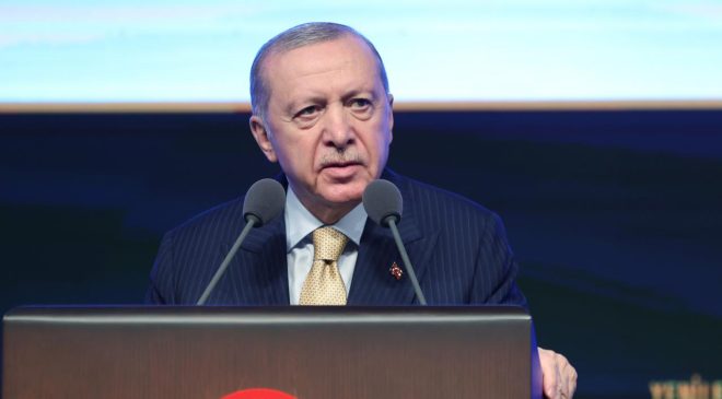 “Yaşananlar ana muhalefet partisinin iç meselesi. Bizi ilgilendirmez, güvenli takip mesafesinden izlemekle yetiniyoruz”