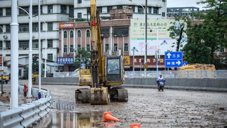 Yüzlerce Uçuş İptal Edildi, Binlerce Kişi Tahliye Edildi