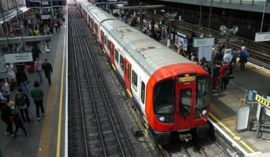 Londra’da Aşırı Sıcak ve Şiddetli Yağış Ulaşımı Durma Noktasına Getirdi
