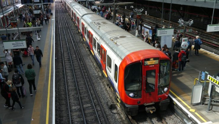 Londra’da Aşırı Sıcak ve Şiddetli Yağış Ulaşımı Durma Noktasına Getirdi