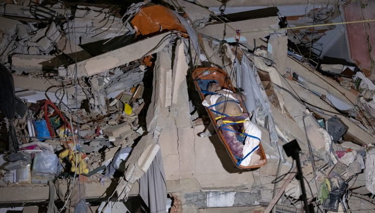 Depremden 8 Gün Sonra Enkaz Altından Sağ Çıkarıldı