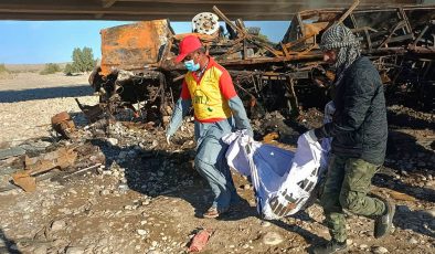 Yolcu otobüsü uçuruma yuvarlandı, 40 ölü