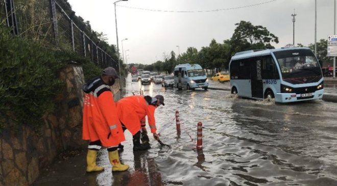 Üsküdar Sahaflar Çarşısı ve Harem Sahil Yolu’nu Su Bastı