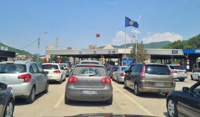 Kosova-Arnavutluk Sınırında Kilometrelerce Araç KuyruğuSıkı Denetimler ve Kaza Trafiği Kilitledi