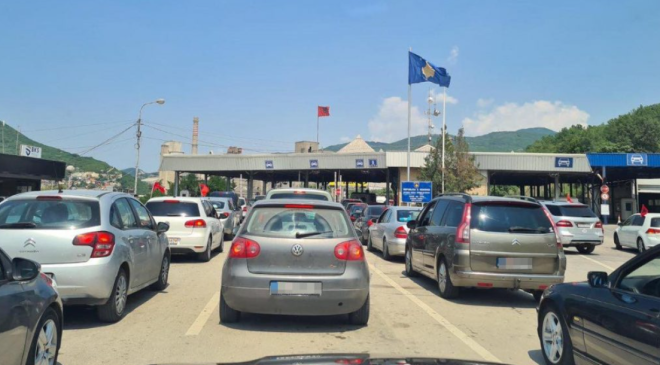 Kosova-Arnavutluk Sınırında Kilometrelerce Araç KuyruğuSıkı Denetimler ve Kaza Trafiği Kilitledi