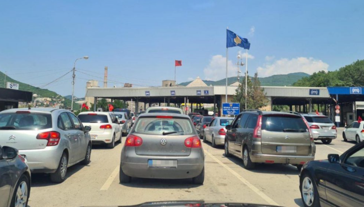 Kosova-Arnavutluk Sınırında Kilometrelerce Araç KuyruğuSıkı Denetimler ve Kaza Trafiği Kilitledi