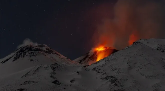 İtalya’da Etna Yanardağı Yeniden Harekete GeçtiUçuşlar Askıya Alındı