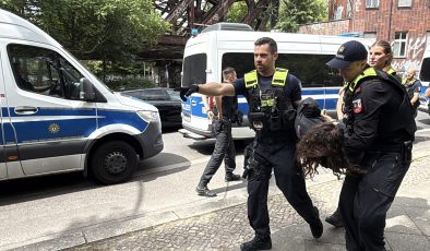Berlin’de Rheinmetall protestosuna polis müdahalesi