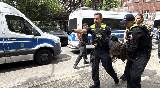 Berlin’de Rheinmetall protestosuna polis müdahalesi