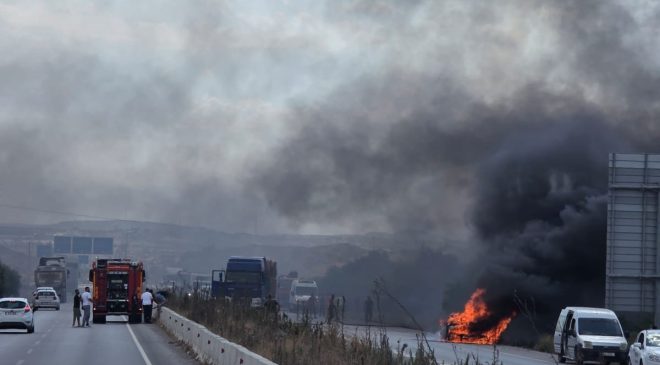 Lefkoşa Kuzey Çevre Yolu’nda araç yangınıAlevler araziye sıçradı