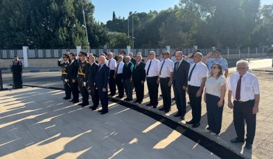 İlk Tören Şehitler Anıtı Önünde Yapıldı