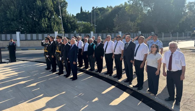 İlk Tören Şehitler Anıtı Önünde Yapıldı