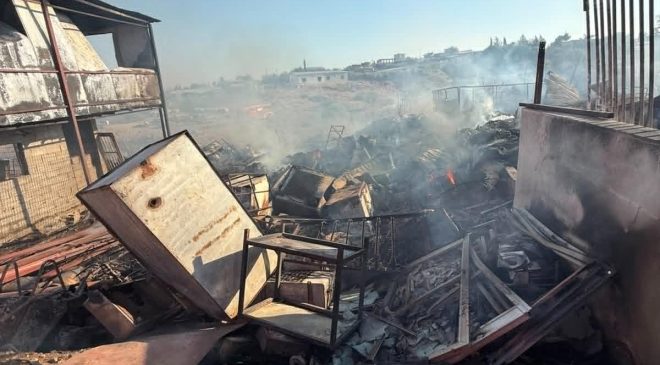 Çok Sayıda Hayvan Telef Oldu, İki Kişi Dumandan Etkilendi