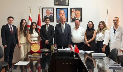 Genç hekimlerin haklı mücadelesinde yanlarındayız