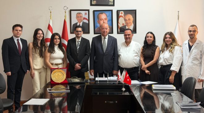 Genç hekimlerin haklı mücadelesinde yanlarındayız
