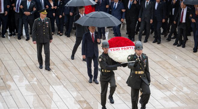 Özgür Özel ve Yeni Parti heyeti Anıtkabir’i ziyaret etti