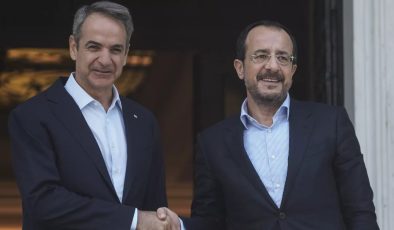 Hristodulidis Kritik BM Temasları Öncesinde Atina’da Miçotakis ile Görüştü