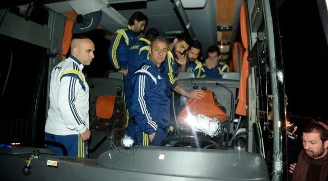 Fenerbahçe otobüsüne silahlı saldırıBeş kişiye gözaltı kararı