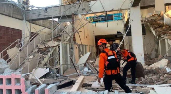 Endonezya’da 7,7 Büyüklüğünde Şiddetli DepremEn Az 38 Can Kaybı