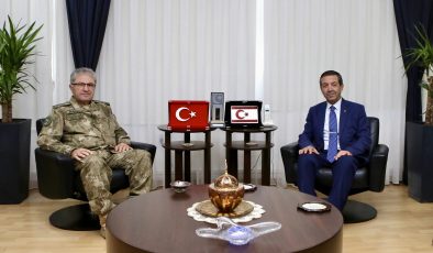 Dışişleri Bakanı Tahsin Ertuğruloğlu, TC Kara Kuvvetleri Komutanı Orgeneral Metin Tokel’i Kabul Etti