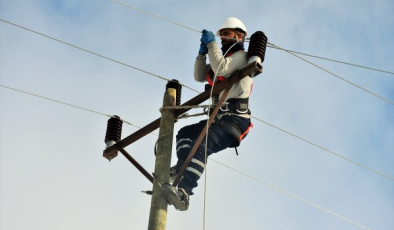 Yeni Boğaziçi ve Çevresinde Elektrik Kesintisiİş Aracı Hatlara Çarptı