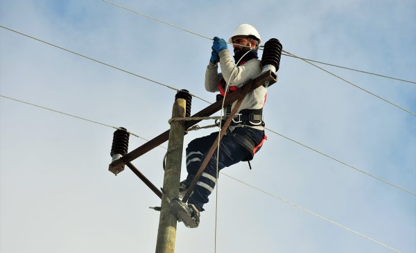 Yeni Boğaziçi ve Çevresinde Elektrik Kesintisiİş Aracı Hatlara Çarptı