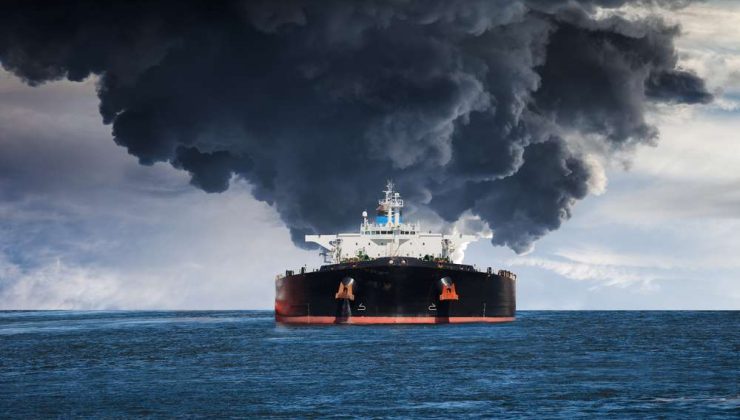 Hürmüz Boğazı’nda süper tanker mayına çarparak alev aldı