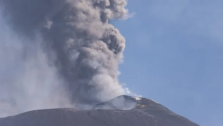 İtalya’da Etna yanardağının kül püskürtmesi hava ulaşımını aksattı