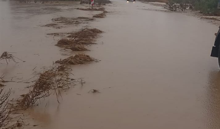 Yılmazköy ile Kılıçaslan arasındaki dere taştı, yol trafiğe kapatıldı