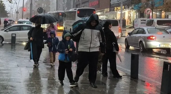 İSTANBUL’DA OLUMSUZ HAVA KOŞULLARI NEDENİYLE YARIN EĞİTİME 1 GÜN SÜREYLE ARA VERİLDİ
